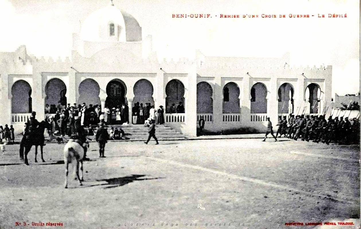 Beni-Ounif - Remise d'une Croix de Guerre - Le Defile.jpg